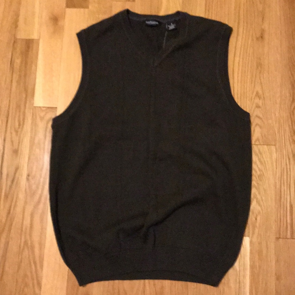 Men’s Small Van Heusen vest,